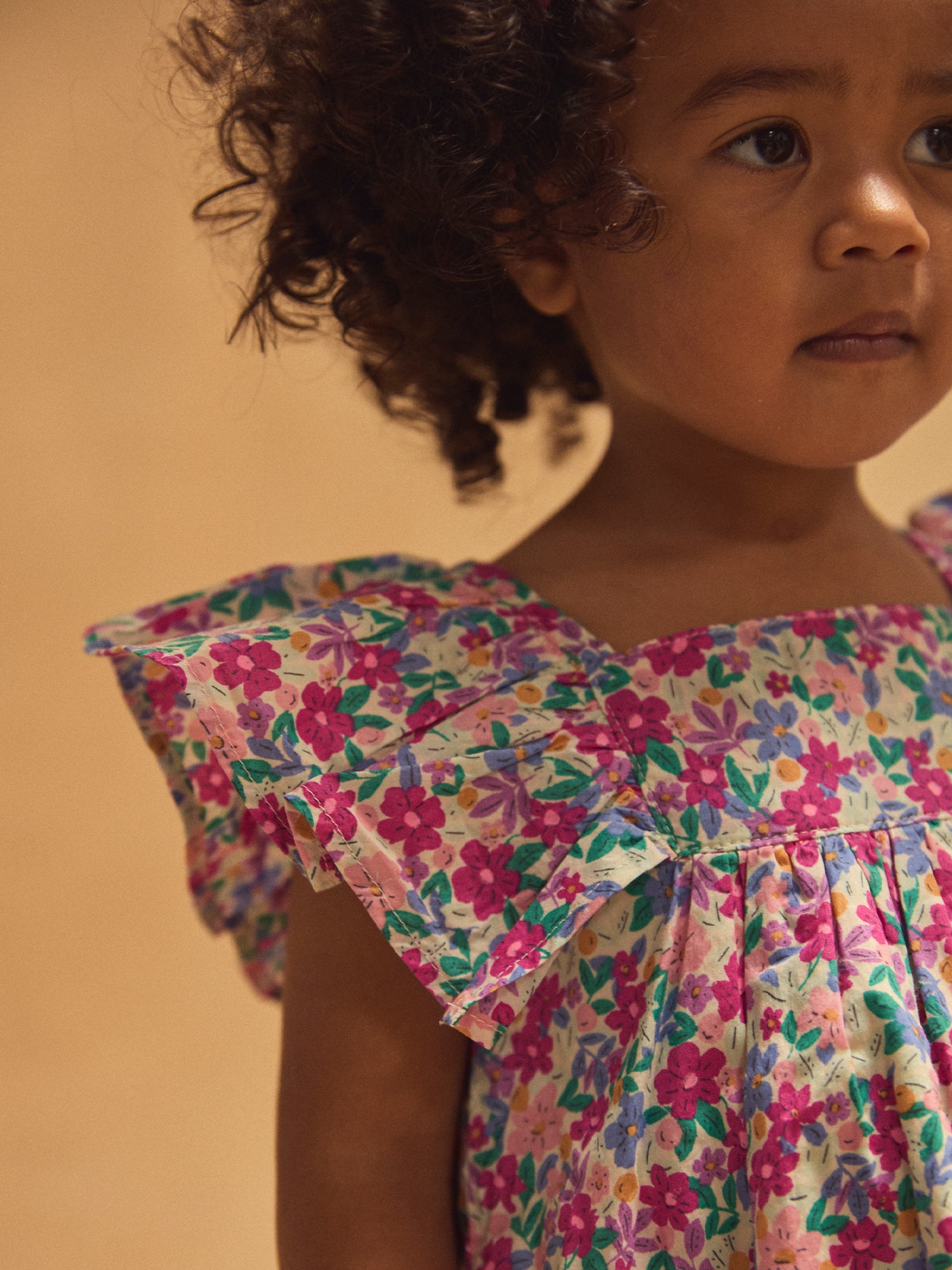 Kleid und Höschen mit Blumenmuster und Rüschchenärmeln für Babymädchen