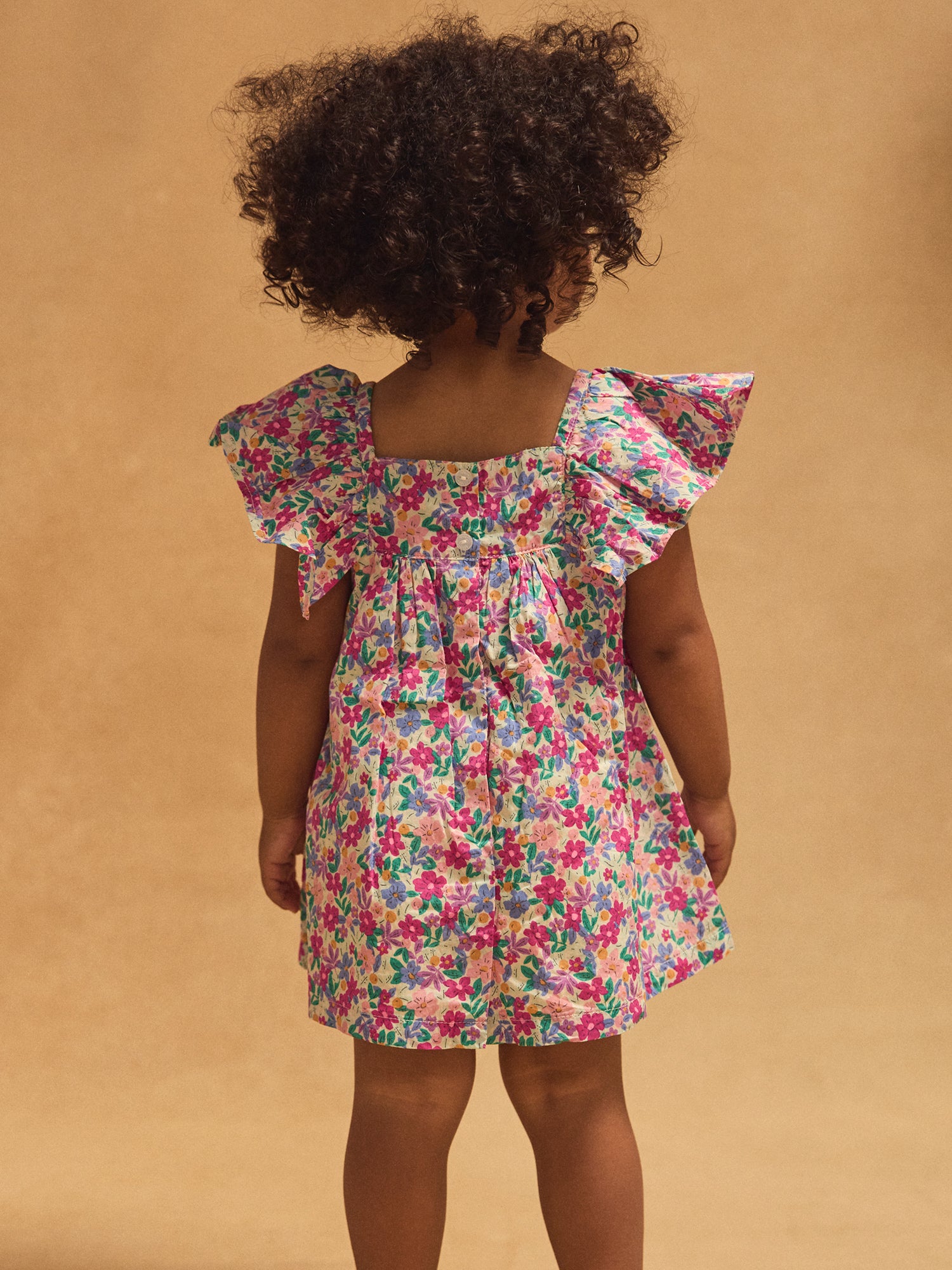 Kleid und Höschen mit Blumenmuster und Rüschchenärmeln für Babymädchen