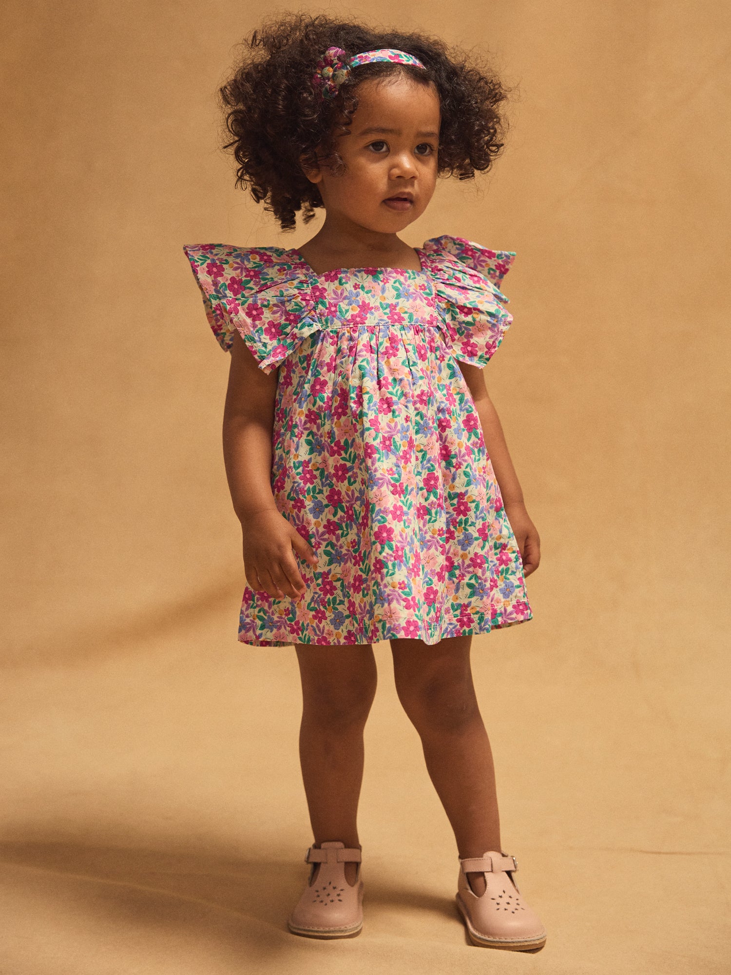 Kleid und Höschen mit Blumenmuster und Rüschchenärmeln für Babymädchen